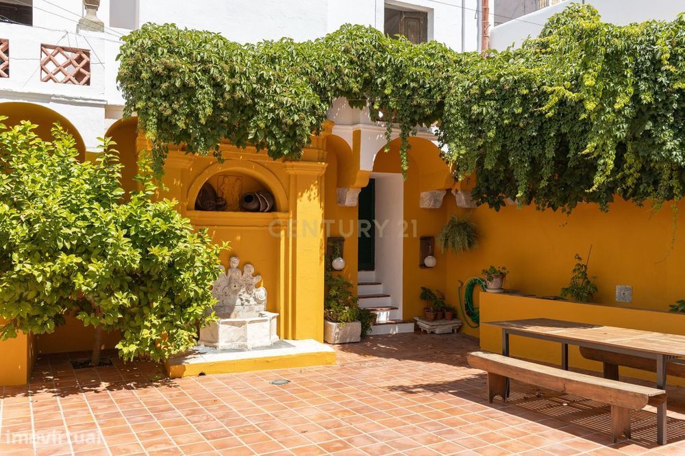 Casas Tradicionais com Pátio e Terraços