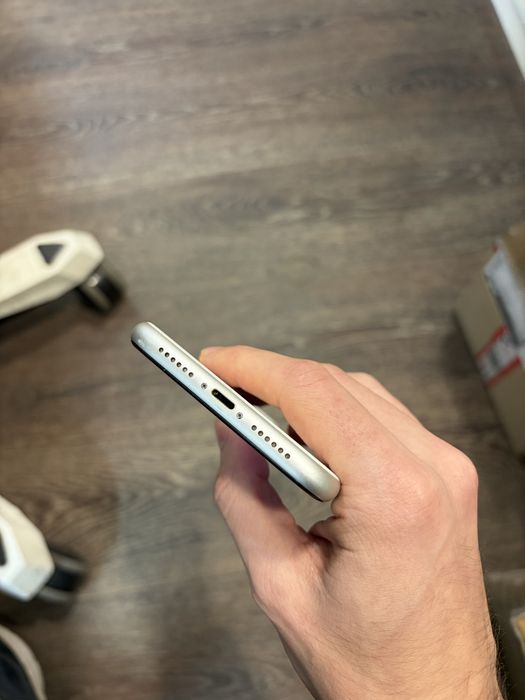 iPhone 11 64 White Sim Locked
