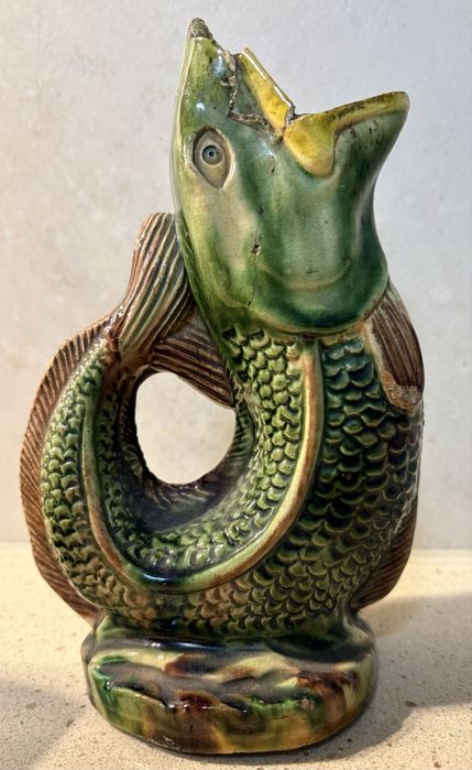 Para restauro Antiga jarra “peixe” em faiança das Caldas da Rainha