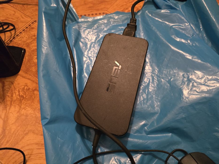 Computador portátil ASUS com teclado rato colunas
