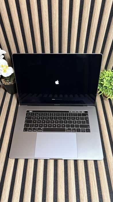 Продам MacBook Pro 15” (2018) | Core i7  | 16 GB RAM | 256 GB SSD | Touch Bar