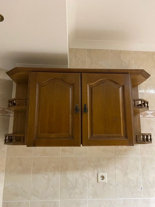 Móveis de cozinha com mesa e cadeiras. Madeira maciça