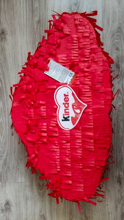 Piniata KINDER + zestaw naklejek do udekorowania.