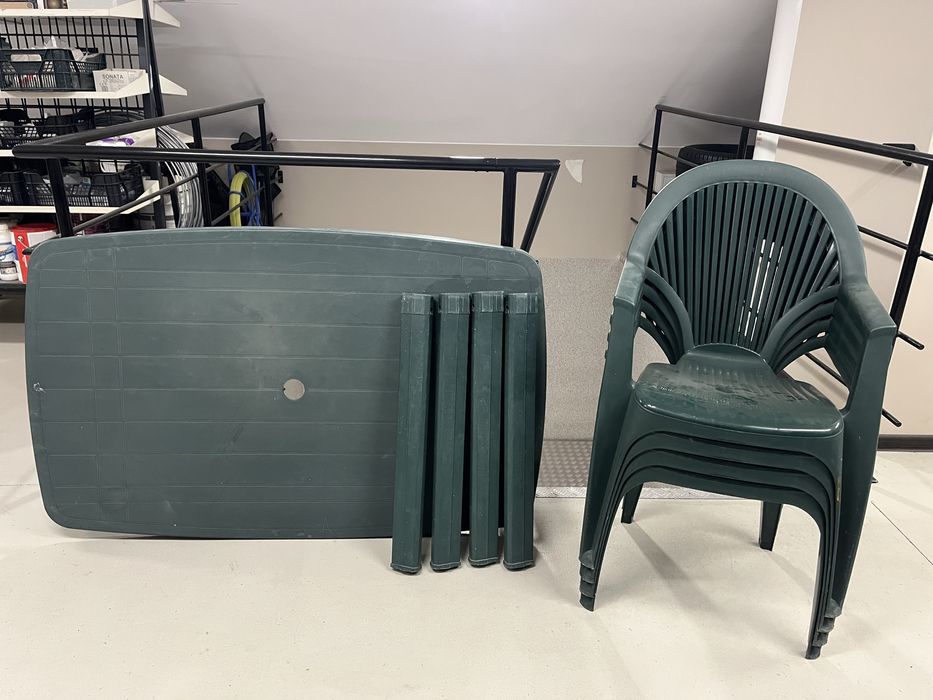 Plastikowy stół ogrodowy z krzesłami