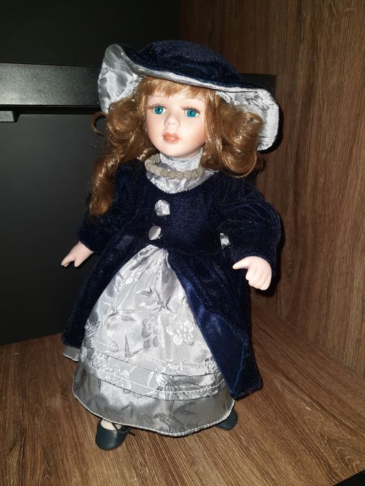 Duża porcelanowa kolekcjonerska lalka z podstawka