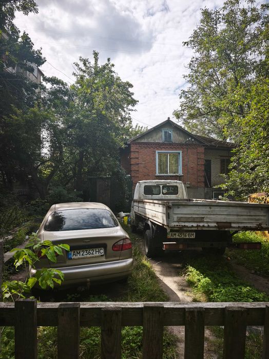 Центр,Короленка,частина будинку 6 сот.приват землі