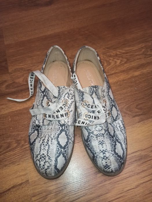 Szare wiązane półbuty