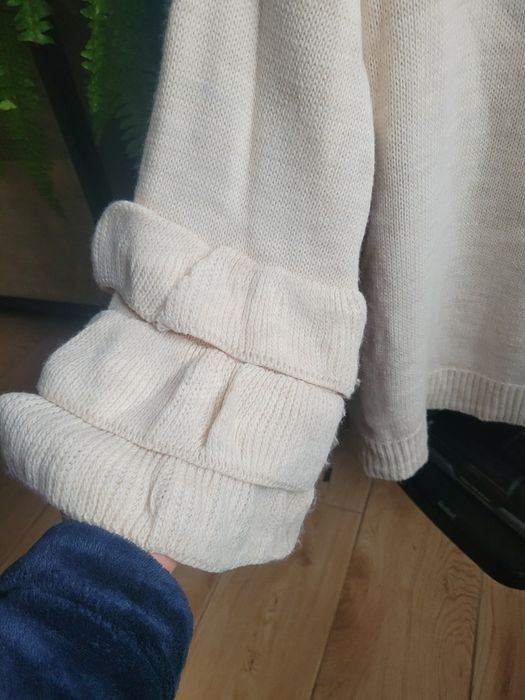 Sweter zdobione rekawy beżowy