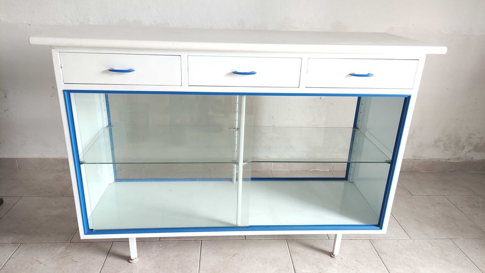 Vitrines com 3 gavetas e 2 prateleiras