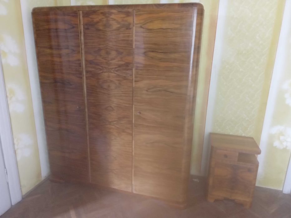 Мебліі: шафа, ліжко з тумбочкамм, стіл, крісла