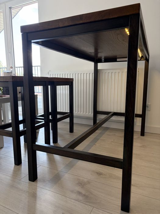 Stół barowy z 2 hokerami – lite drewno, ręczna robota, LED