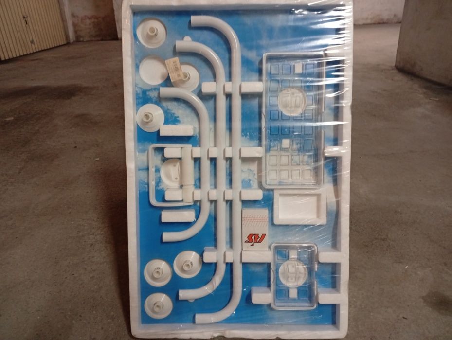 Conjunto de casa de banho novo na caixa