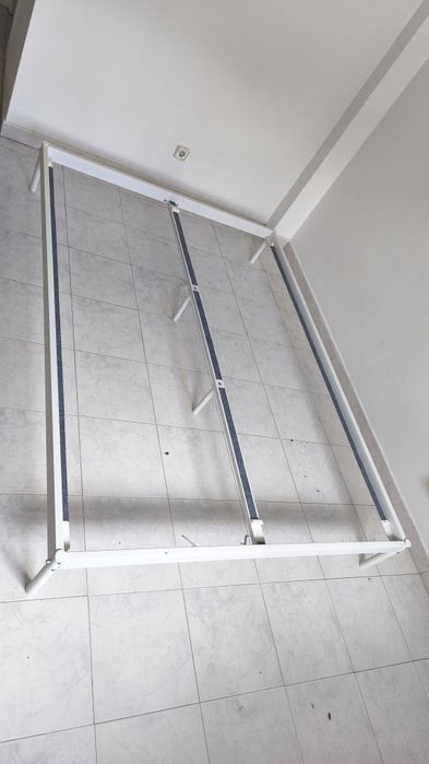 Estrutura de cama IKEA Vevelstad sem estrado