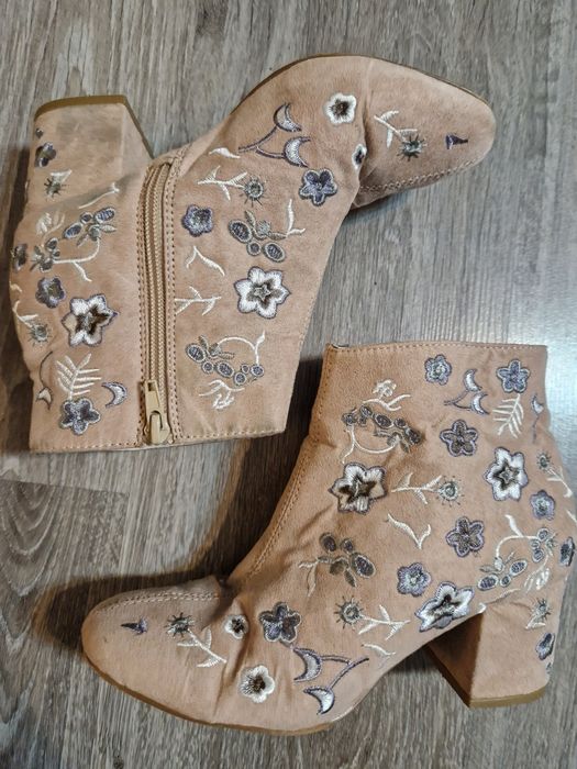 Botki Primark z haftami