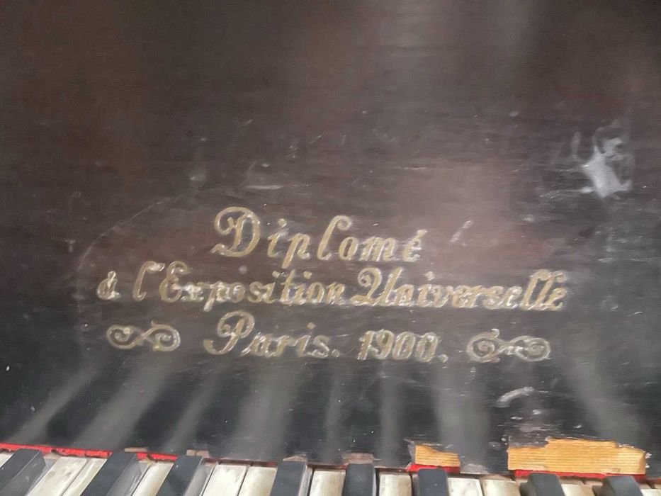 Продам рояль старовинний.