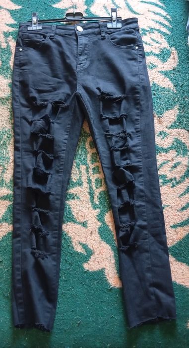 Calças Pretas com Rasgos nas Pernas