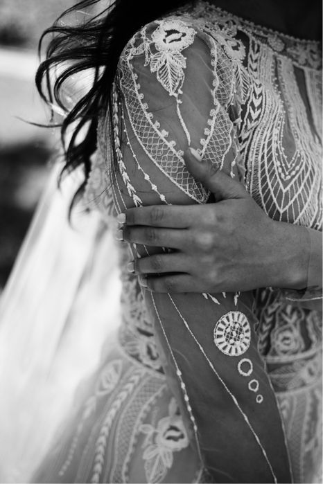 Весільня сукня з вишивкою