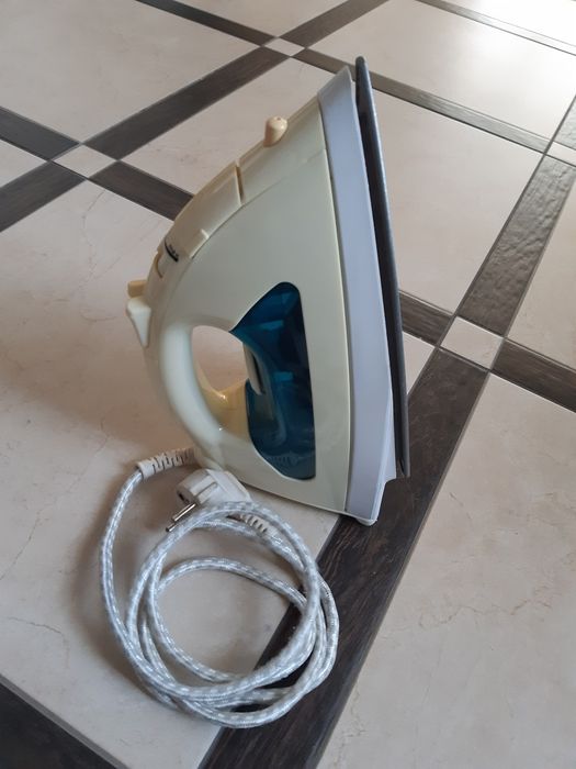 Электрический утюг, с паровым ударом