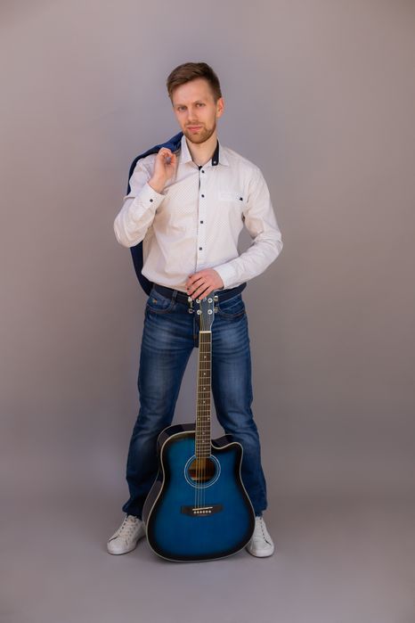 Уроки игры на акустической и бас- гитаре  !