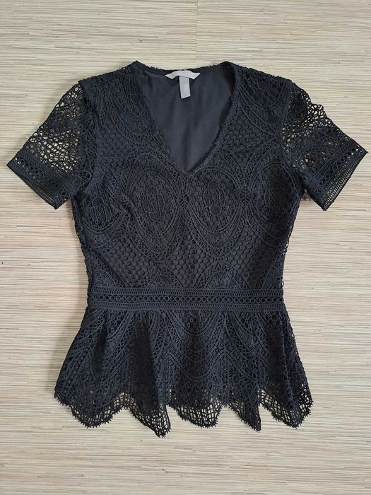 Bardzo elegancka czarna koronkowa bluzka z baskinką H&M XS