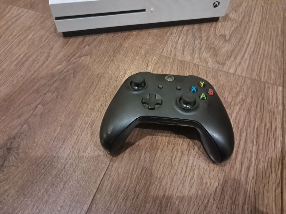 Консоль Xbox one s 1 терабайт з двома контролерами!