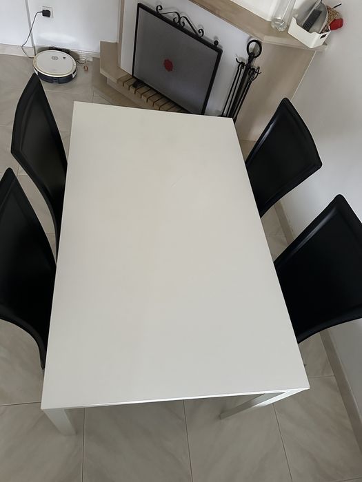 Mesa e cadeiras