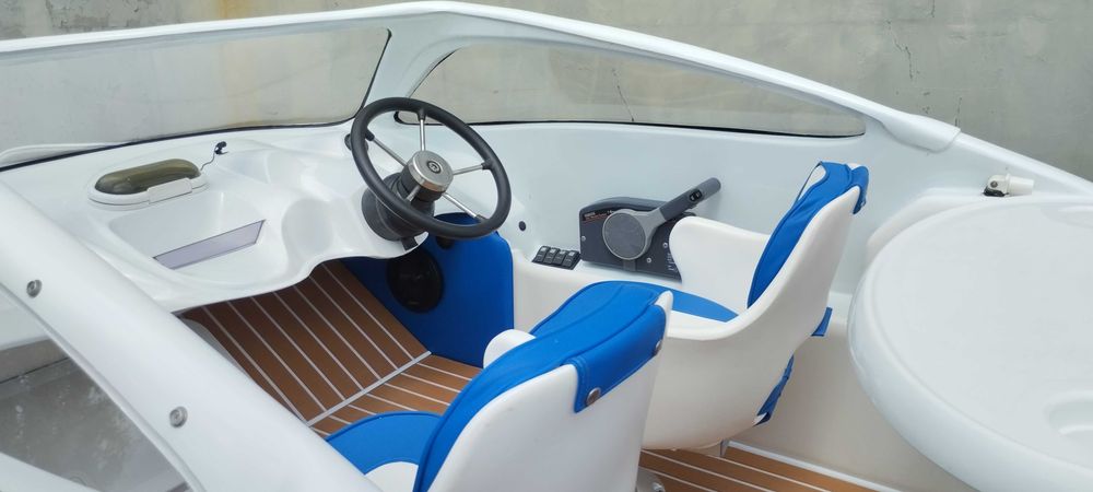 Катер для романтичних прогулянок.