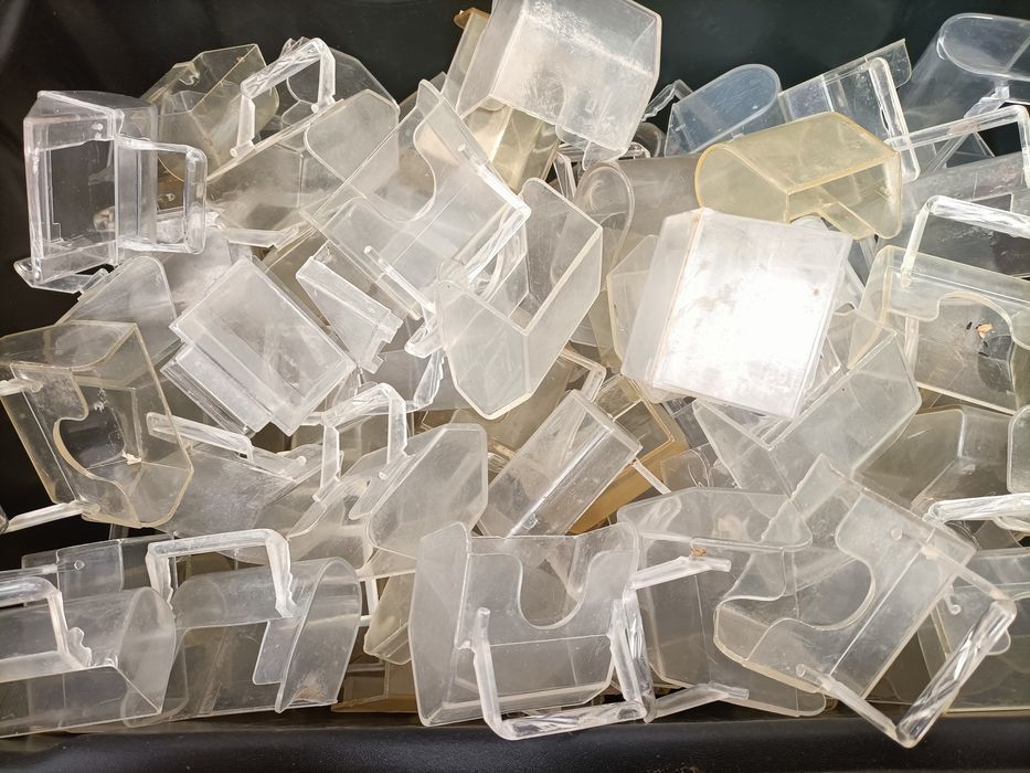 Vários comedouros e  em PVC brancos e transparentes