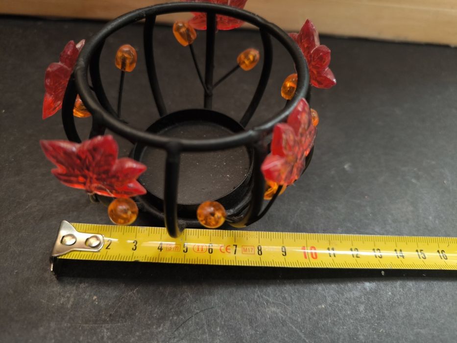 Porta-velas decorativo metal e plástico.
Porta-velas com um design enc