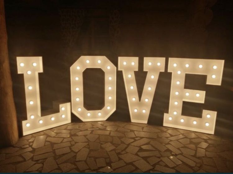 Napis LOVE wynajem