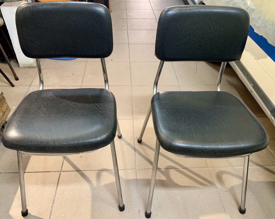 Conjunto cadeiras estofadas em pele