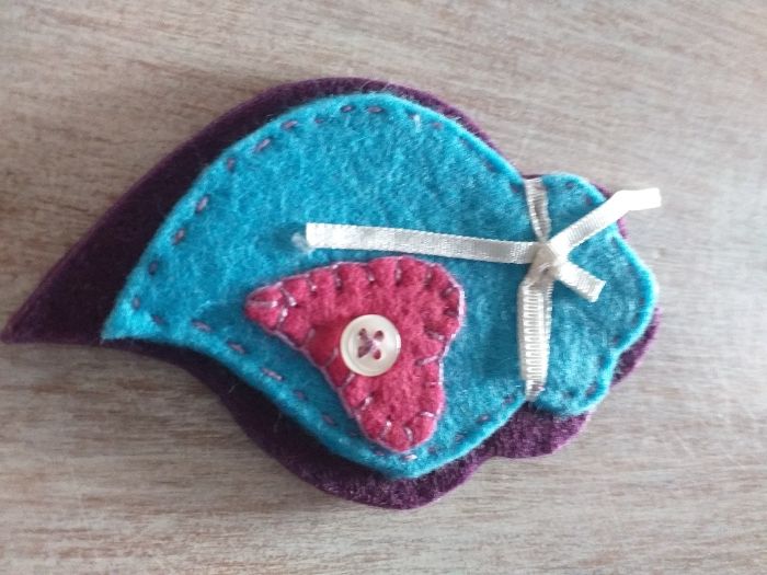 coração alfineteira de peito.