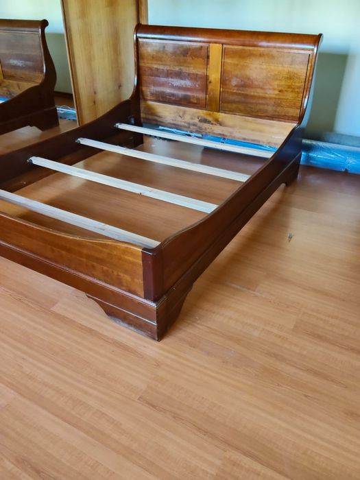 Cama de casal e mesas cabeceira em cerejeira