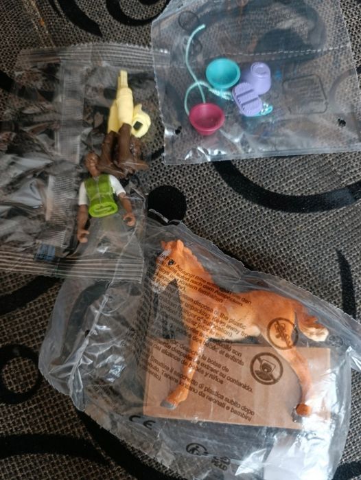 Nowy zestaw figurek Schleich źrebak jeździec