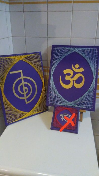 Quadros com  símbolos e decoração a stringart
