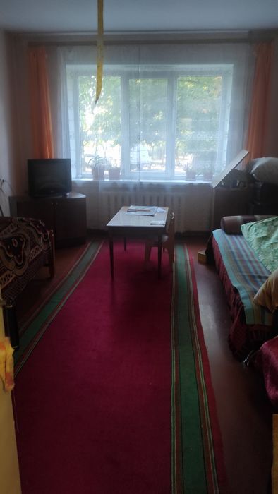 Продам квартиру 3 кмн частично с мебелью. Крытый рынок.