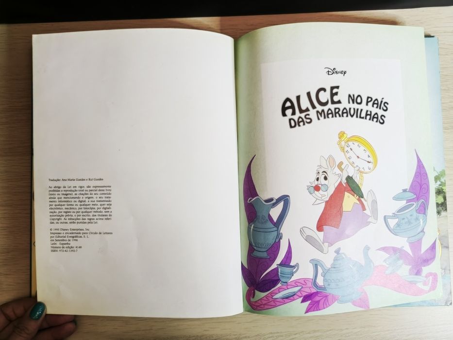 Livro ilustrado "Alice no País das Maravilhas"