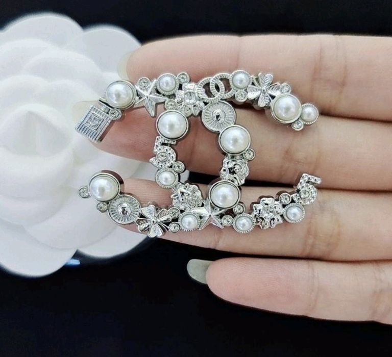 Broszka srebrna białe perełki zdobna ozdoba na ubranie 3.4x4.5 cm stal chirurgiczna