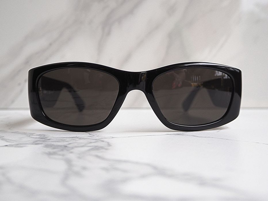 Czarne okulary przeciwsł. – stylowy dodatek z charakterem Moschino