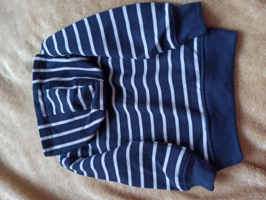 Granatowa w białe paski bluza chłopięca z kapturem, rozmiar 98, kik
