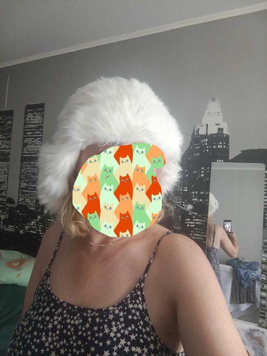 Зимова тепла біла шапка вушанка та пляжна сумка