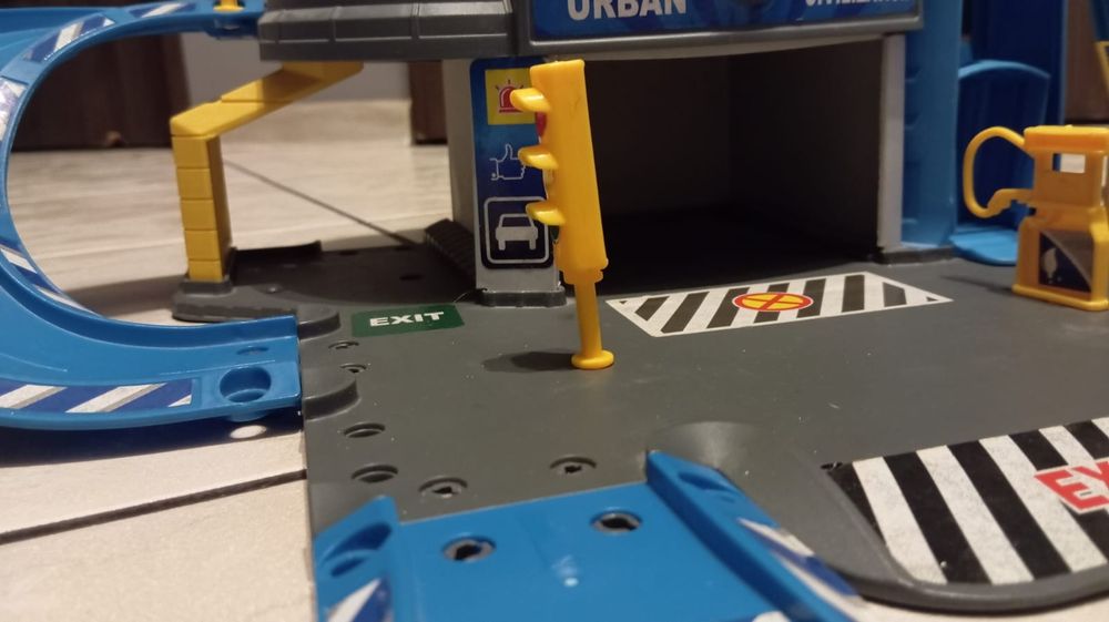 Zabawkowy garaż policyjny dwupietrowy