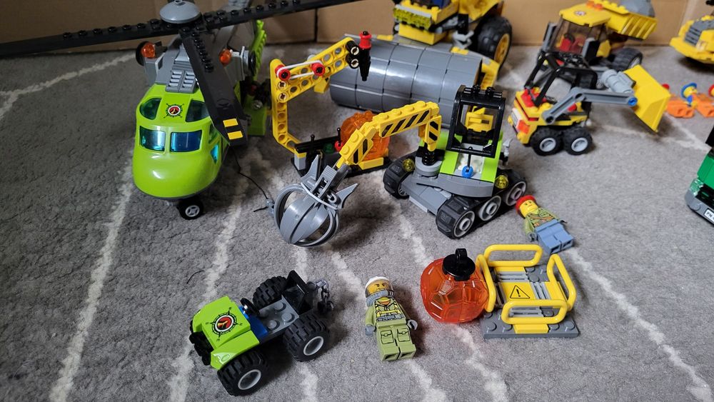 Mix pojazdów Lego z ludzikami