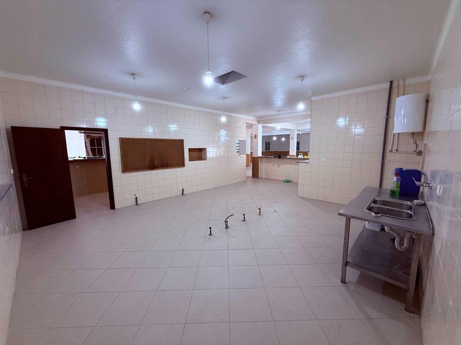 Espaço comercial e habitação com terreno