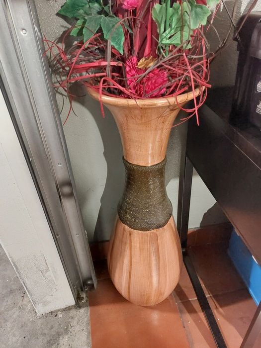 Vendo estes moveis estão bons so precisa de limpeza e  um movel so precisa de por parafusos na parte de trás do movel, vai com oferta do jarrao