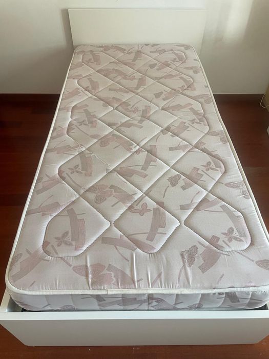 Cama de solteiro com 2 colchões