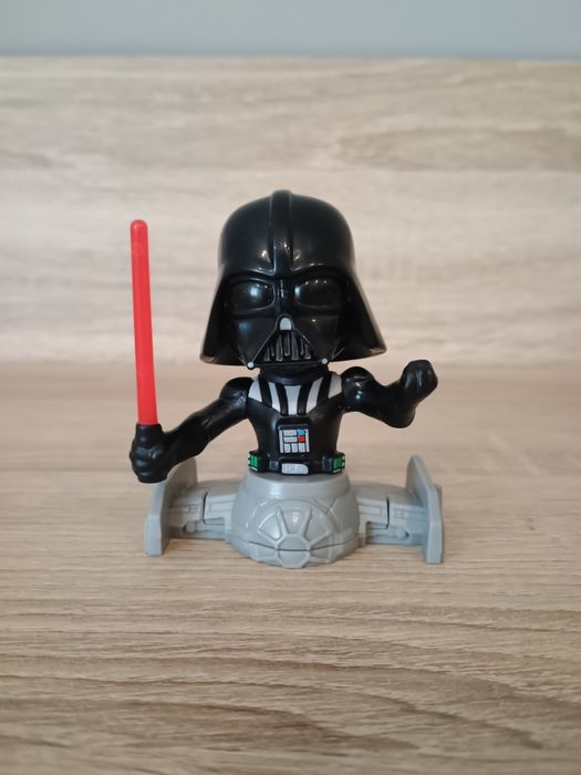 Figurka Darth Vader z Kinder niespodzianki Maxi.
