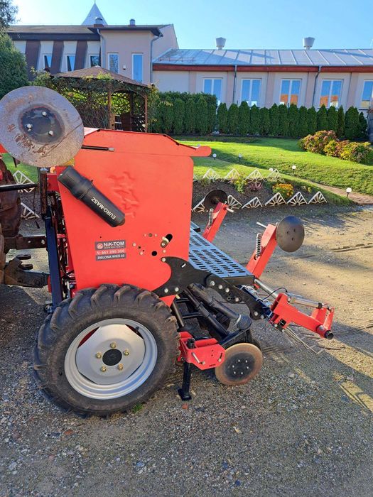 Siewnik zbożowy stopkowy