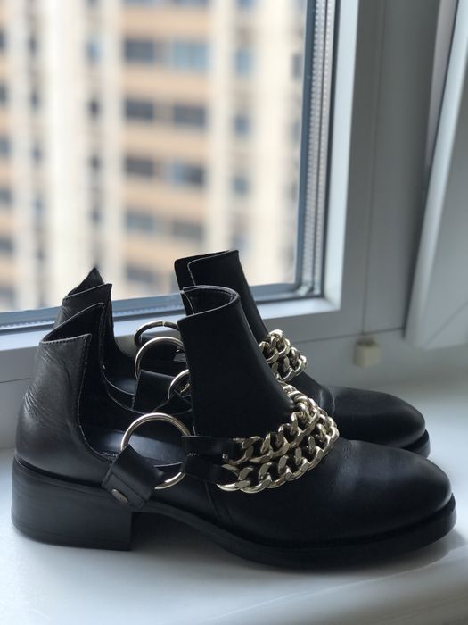 Шкіряні черевики  Zara.