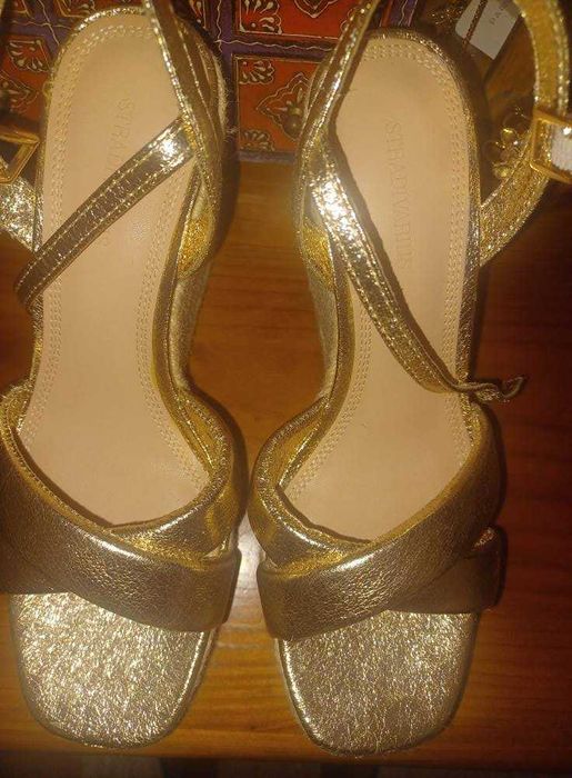 Sandálias de cunha da Stradivarius novas